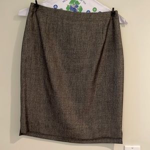 Elie Tahari Skirt Sz 6 Gray. Zips up in Back.  Zipper on bottom side too. Lined.